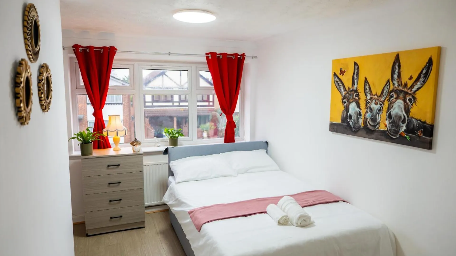 Beautiful Modern Home In London, Free Parking, Family Home, Sleeps 9, Close To Railway Station Goodmayes