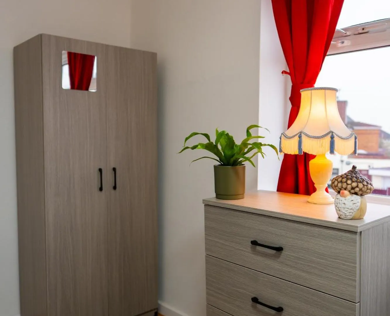 Beautiful Modern Home In London, Free Parking, Family Home, Sleeps 9, Close To Railway Station Goodmayes