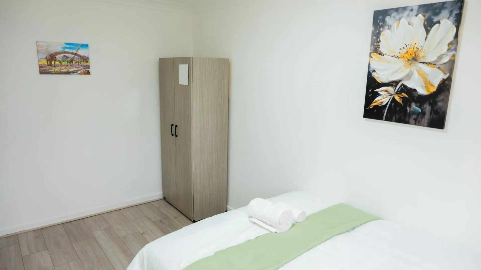 Beautiful Modern Home In London, Free Parking, Family Home, Sleeps 9, Close To Railway Station Goodmayes
