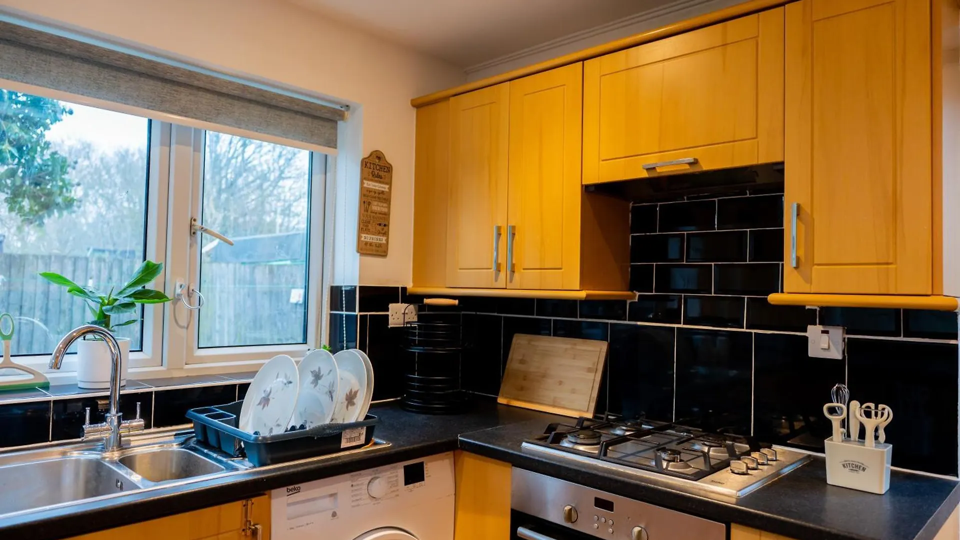 Beautiful Modern Home In London, Free Parking, Family Home, Sleeps 9, Close To Railway Station Goodmayes 0*,  United Kingdom