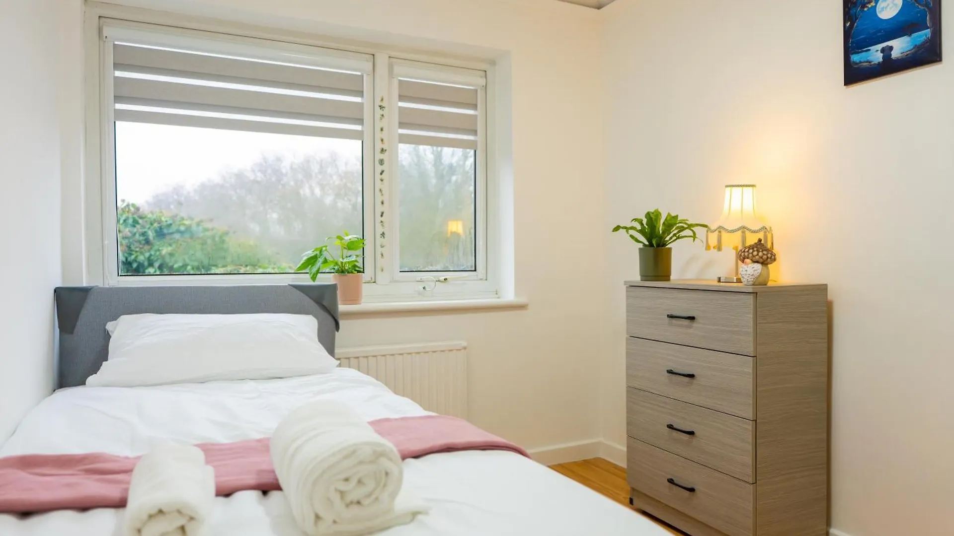 Beautiful Modern Home In London, Free Parking, Family Home, Sleeps 9, Close To Railway Station Goodmayes Holiday home