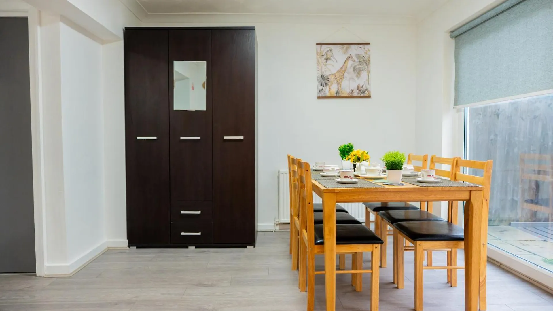 Holiday home Beautiful Modern Home In London, Free Parking, Family Home, Sleeps 9, Close To Railway Station Goodmayes