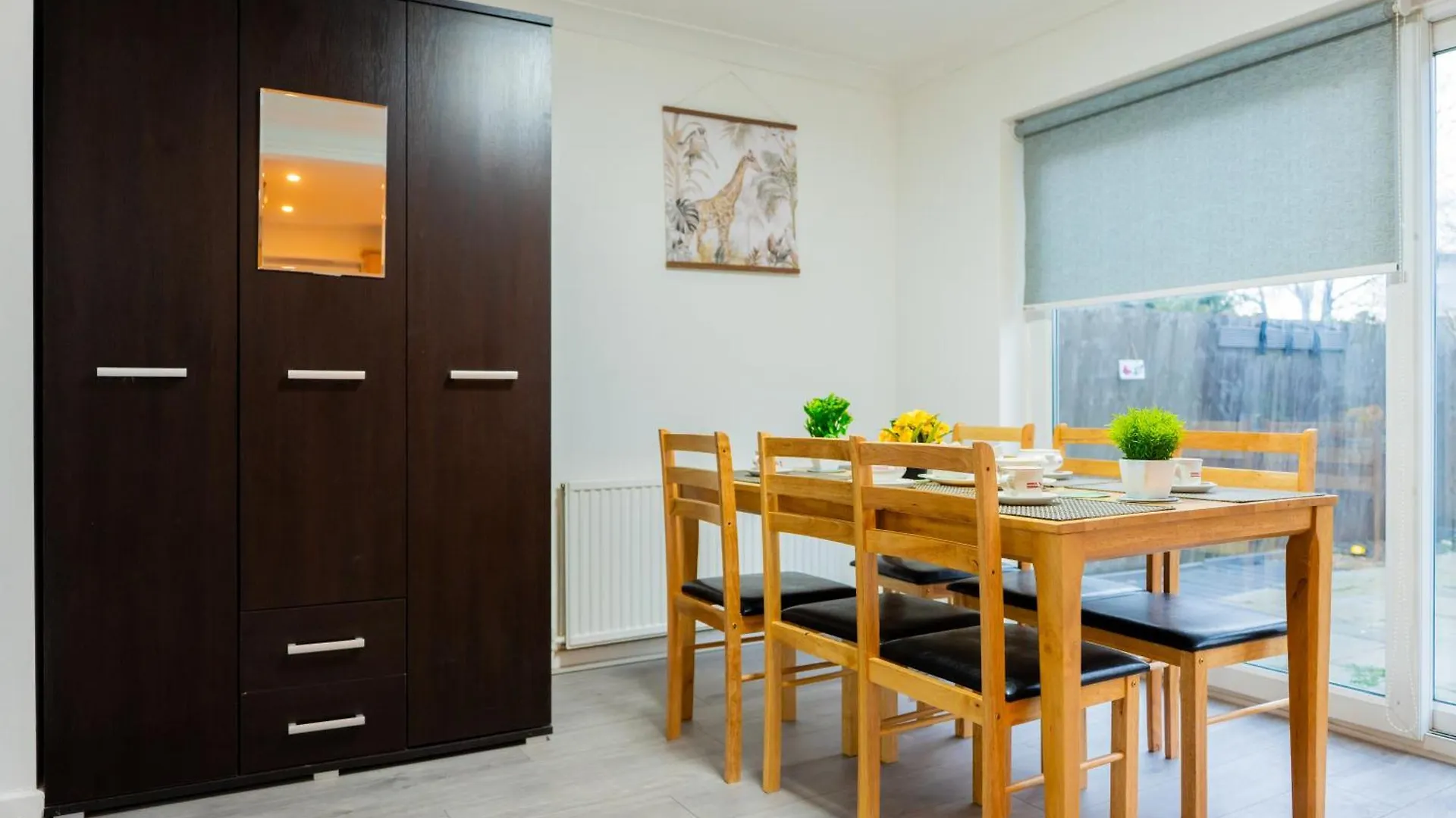 Holiday home Beautiful Modern Home In London, Free Parking, Family Home, Sleeps 9, Close To Railway Station Goodmayes United Kingdom