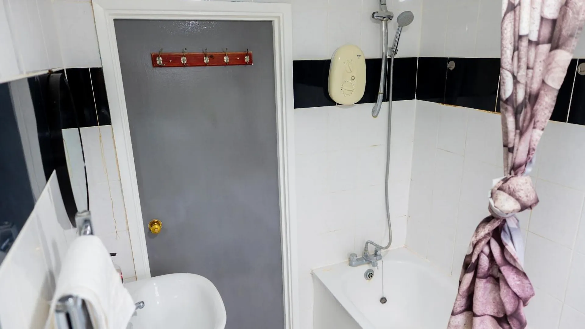 Beautiful Modern Home In London, Free Parking, Family Home, Sleeps 9, Close To Railway Station Goodmayes 0*,  United Kingdom