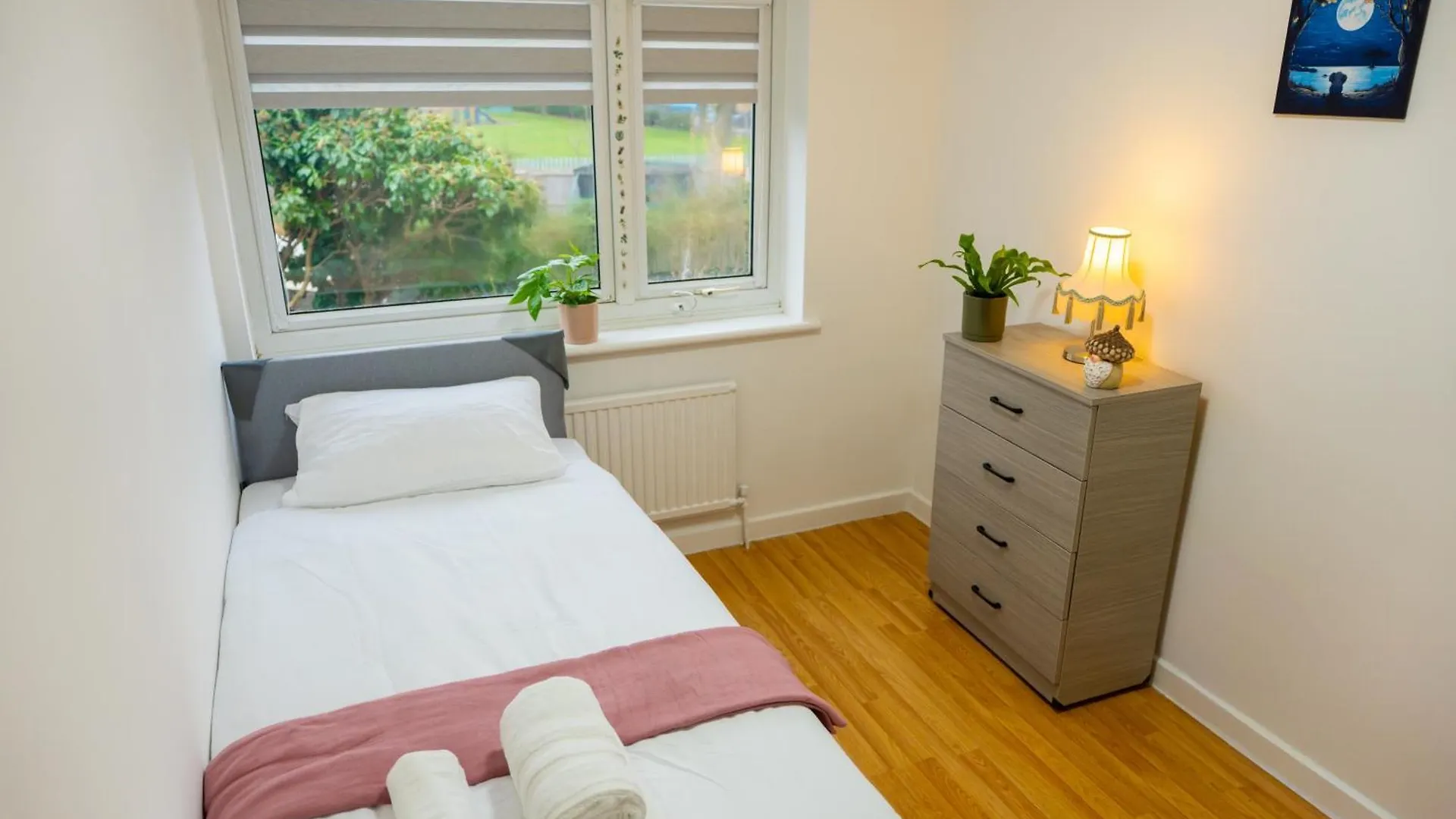 Beautiful Modern Home In London, Free Parking, Family Home, Sleeps 9, Close To Railway Station Goodmayes