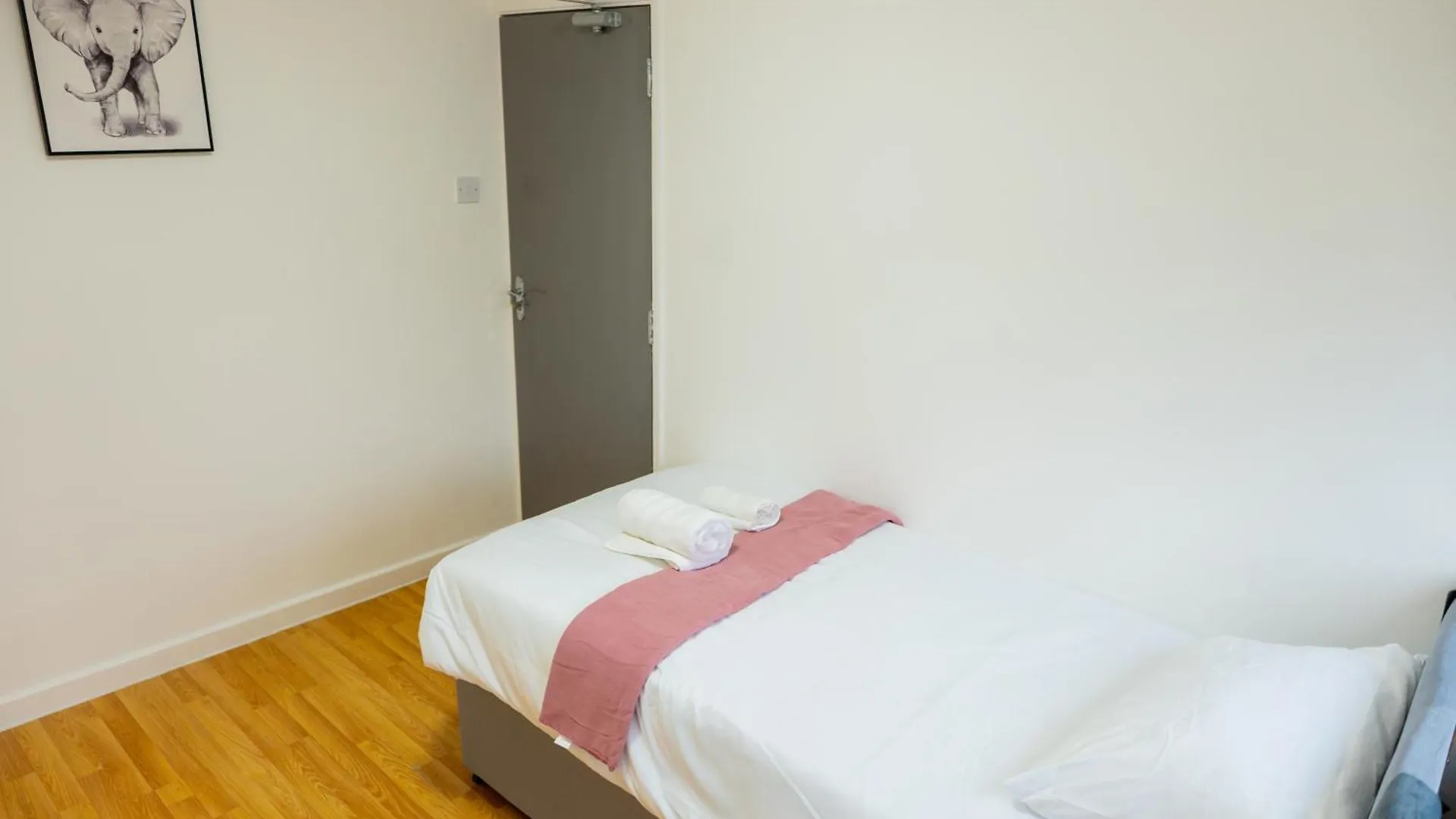 Holiday home Beautiful Modern Home In London, Free Parking, Family Home, Sleeps 9, Close To Railway Station Goodmayes