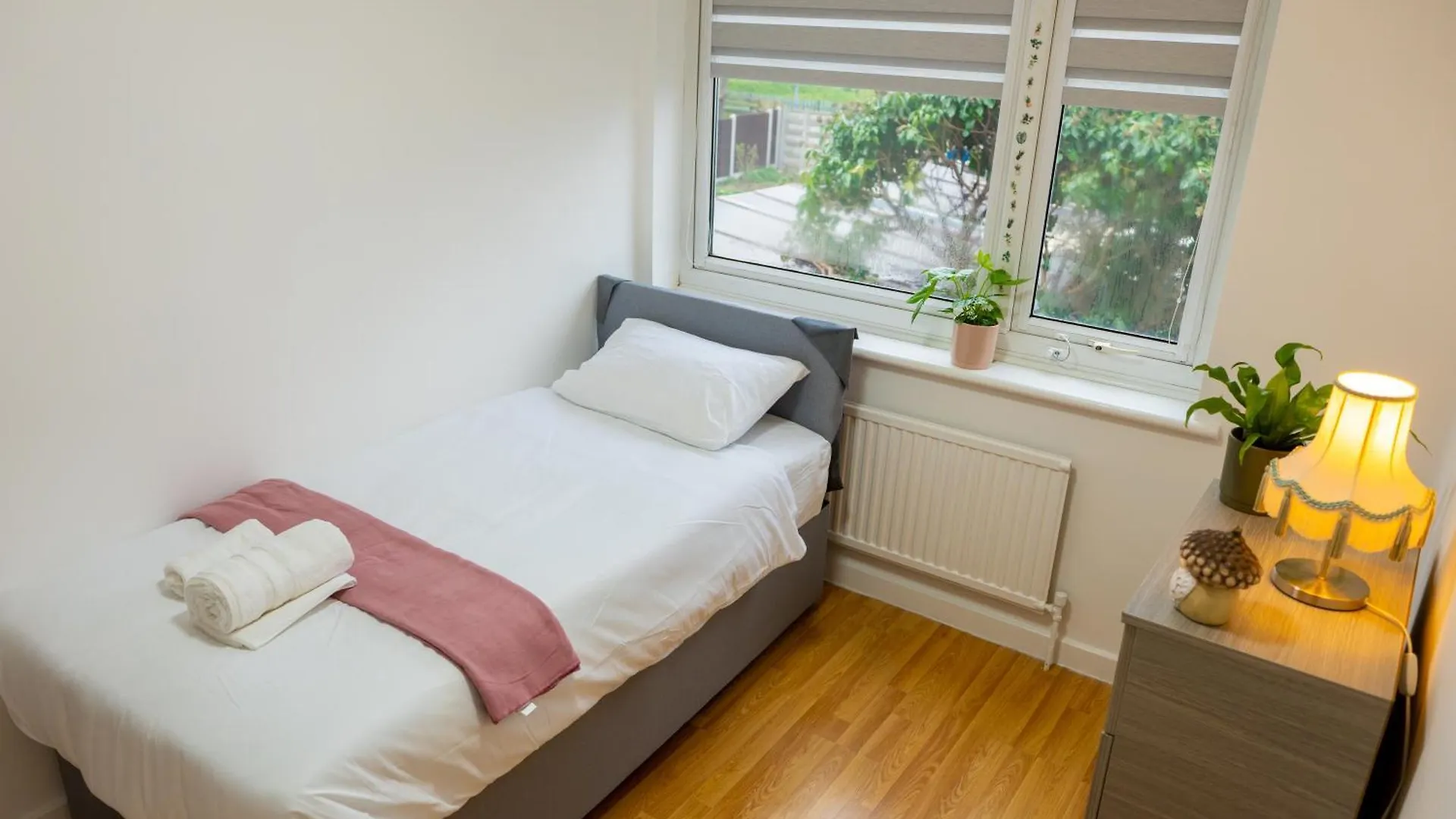 Beautiful Modern Home In London, Free Parking, Family Home, Sleeps 9, Close To Railway Station Goodmayes Holiday home