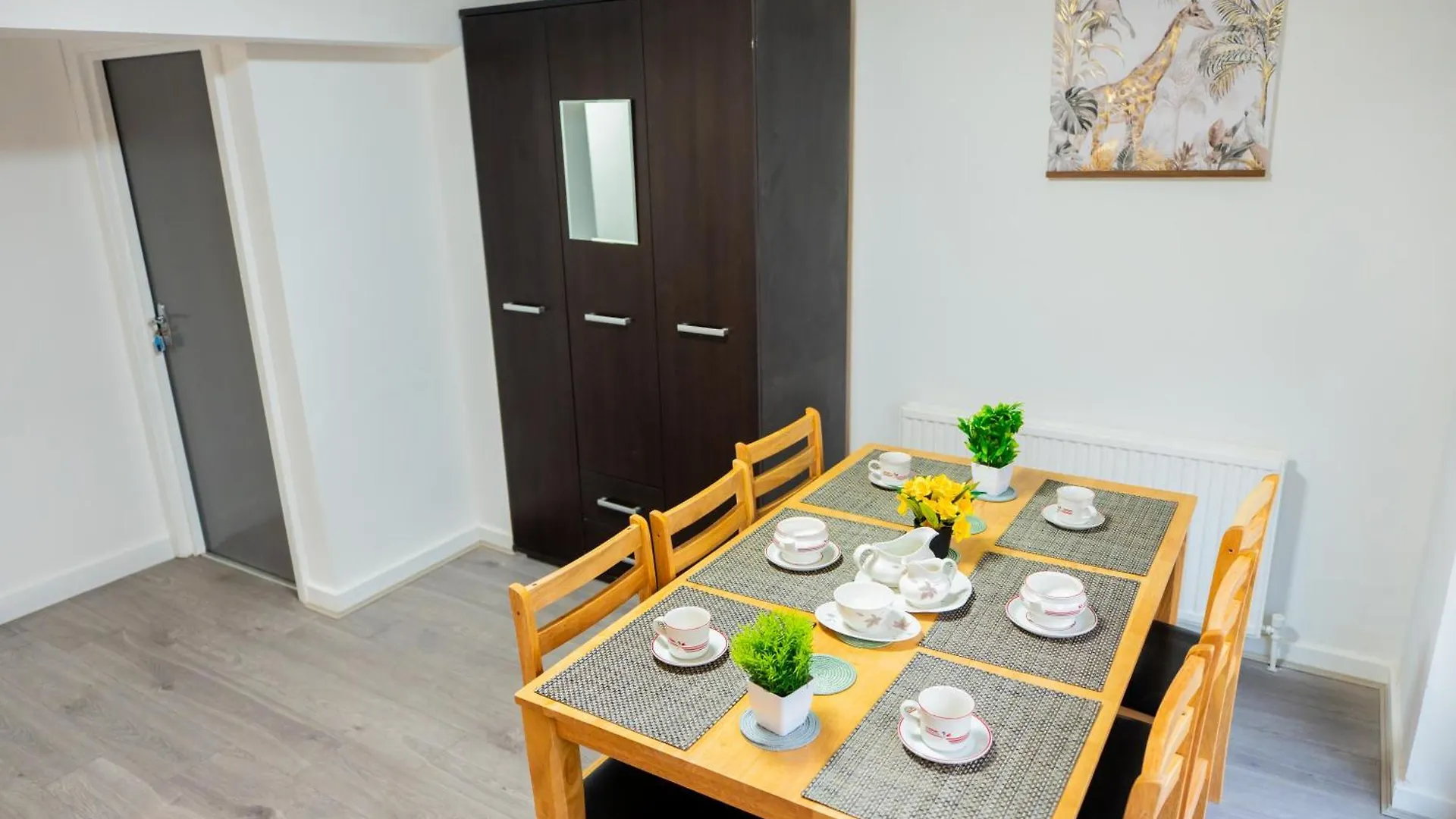 Beautiful Modern Home In London, Free Parking, Family Home, Sleeps 9, Close To Railway Station Goodmayes