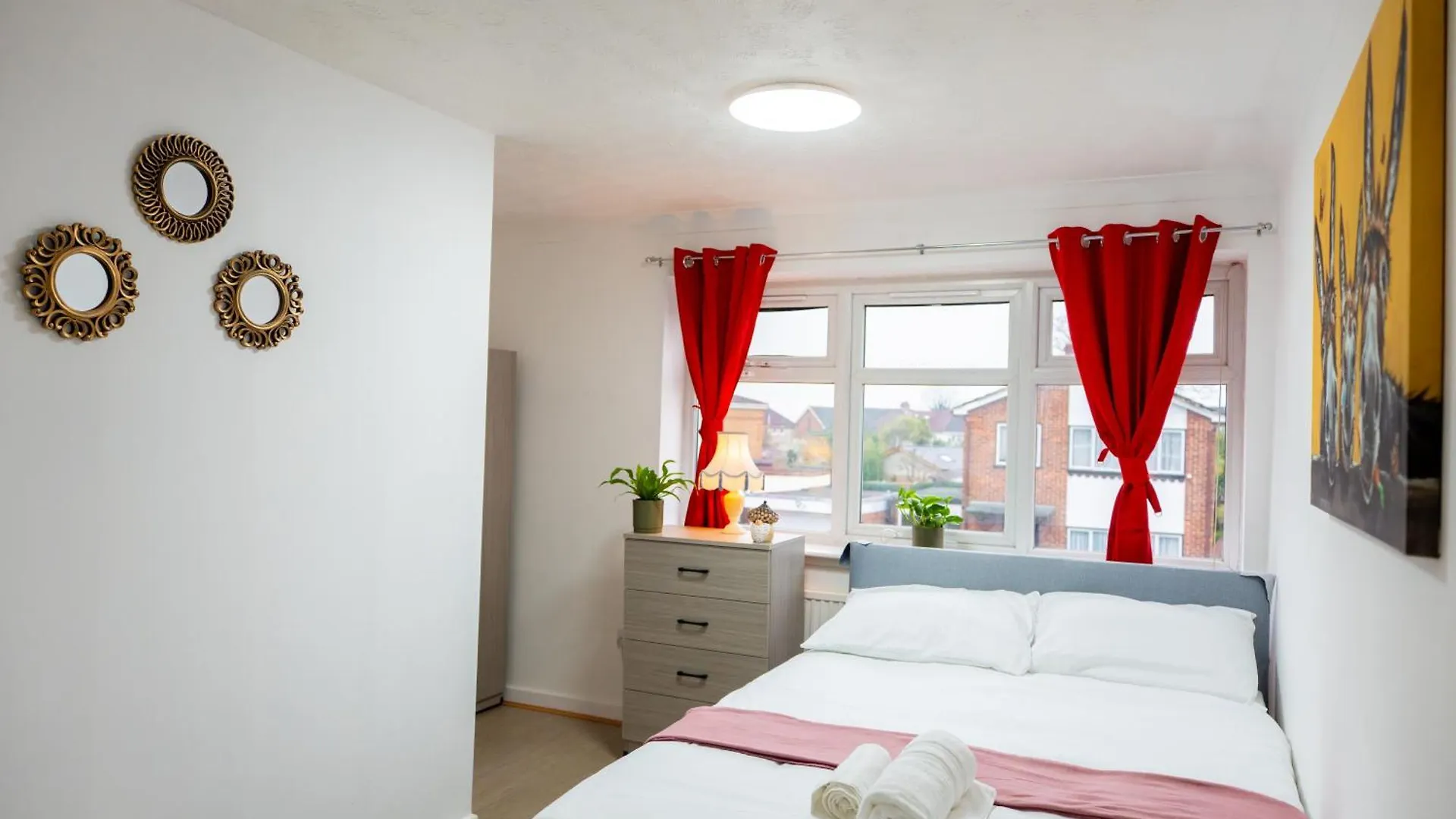 Beautiful Modern Home In London, Free Parking, Family Home, Sleeps 9, Close To Railway Station Goodmayes Holiday home