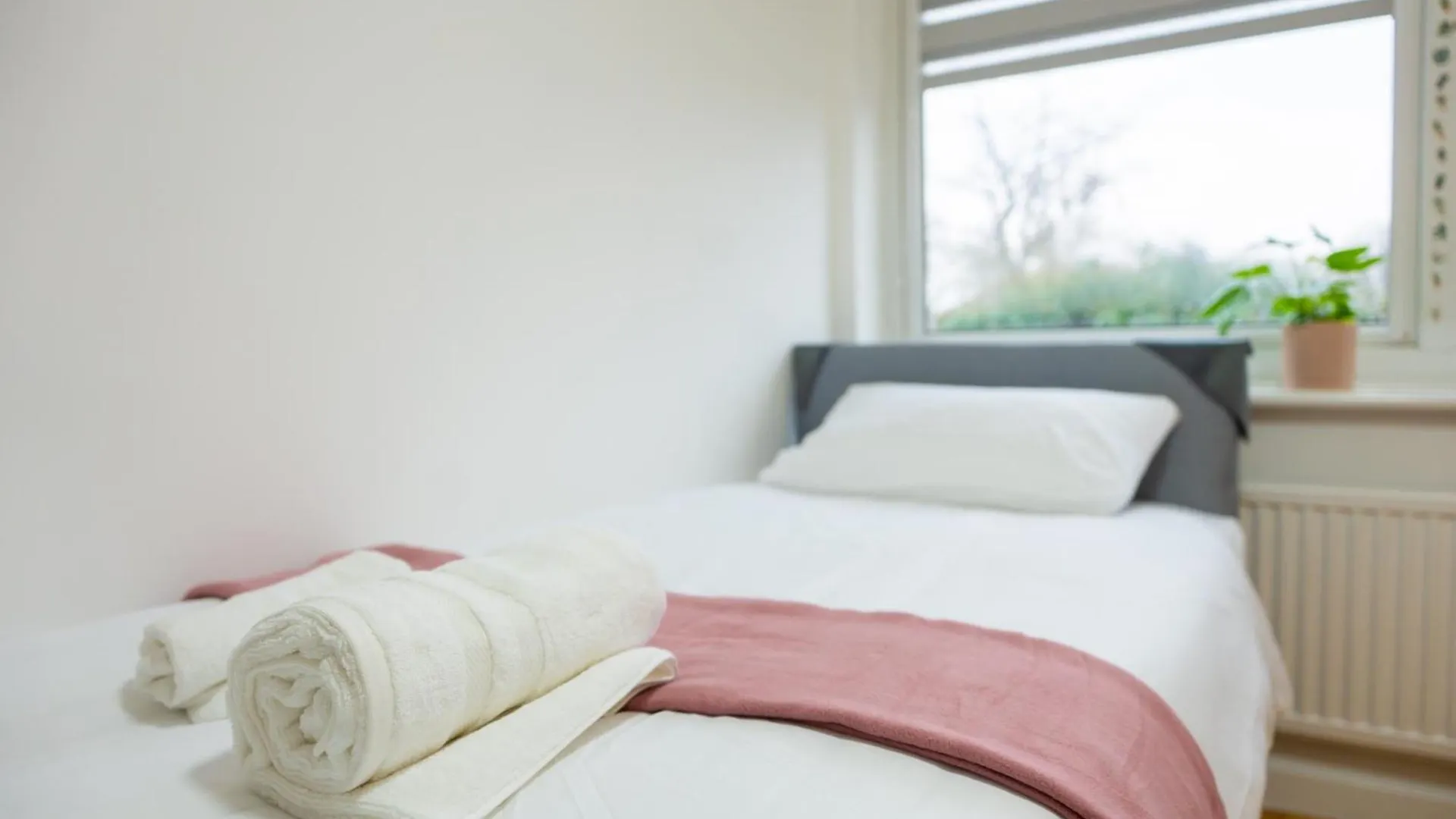 Holiday home Beautiful Modern Home In London, Free Parking, Family Home, Sleeps 9, Close To Railway Station Goodmayes United Kingdom