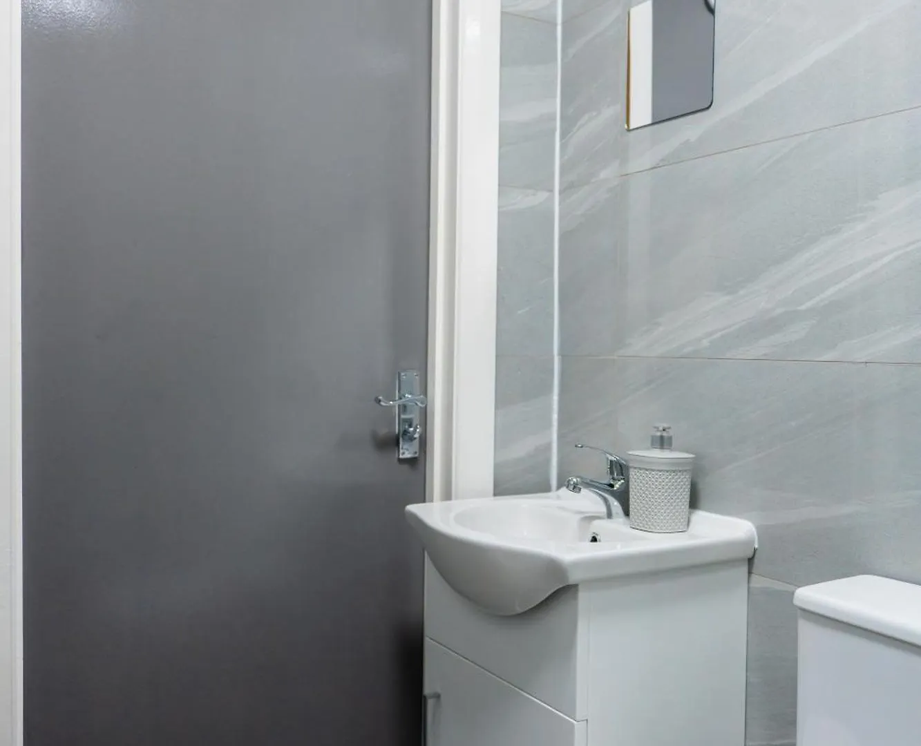 Beautiful Modern Home In London, Free Parking, Family Home, Sleeps 9, Close To Railway Station Goodmayes