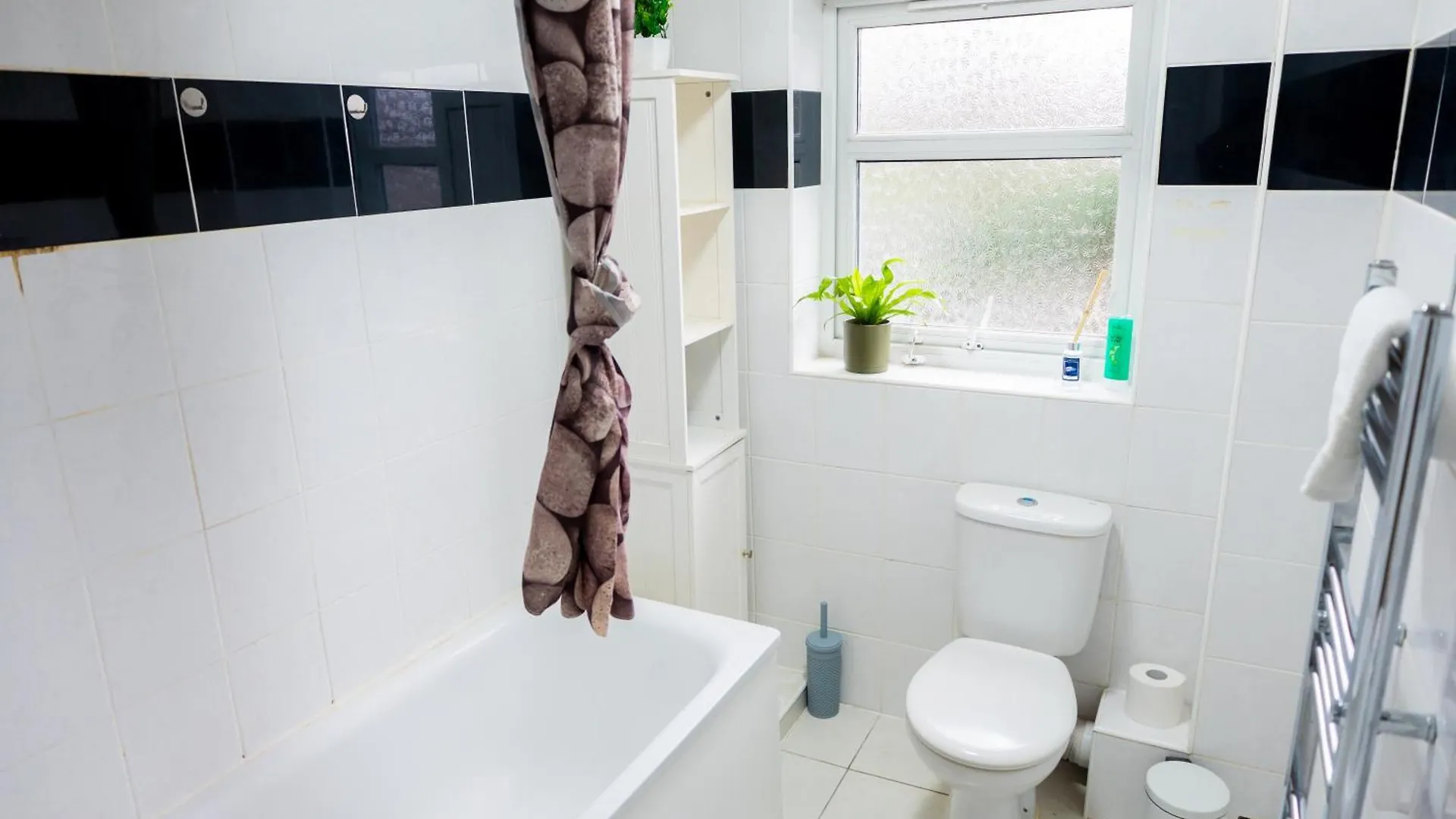 Holiday home Beautiful Modern Home In London, Free Parking, Family Home, Sleeps 9, Close To Railway Station Goodmayes