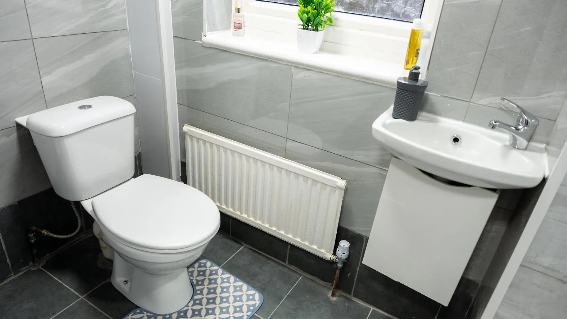 Beautiful Modern Home In London, Free Parking, Family Home, Sleeps 9, Close To Railway Station Goodmayes 0*,