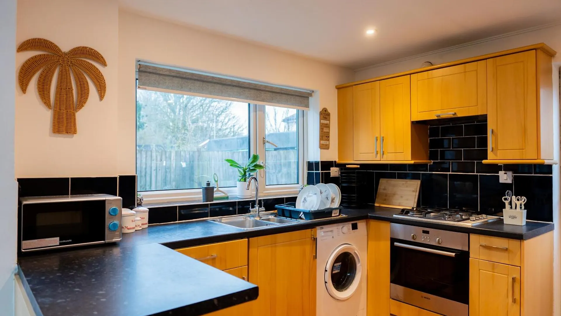 Beautiful Modern Home In London, Free Parking, Family Home, Sleeps 9, Close To Railway Station Goodmayes 0*,  United Kingdom